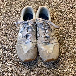 New balance gray suede tennis shoes